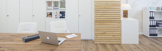 Modernes Büro mit Schreibtisch und Besprechungsbereich