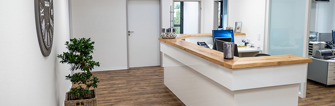 Empfangsbereich einer modernisierten Hausarztpraxis