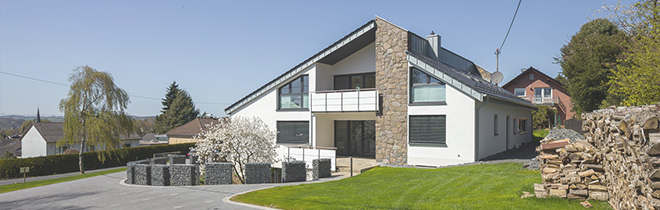 Wohnraum mit Holzoberflächen und heller Wandgestaltung